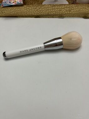 Marc Jacobs White Handle Powder Brush with Beige Bristles